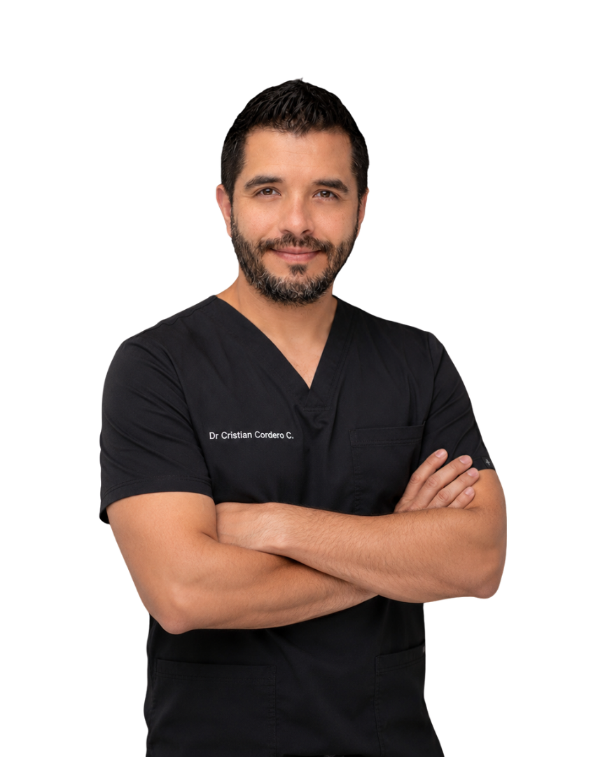 Dr. Cristian Cordero C. en atuendo quirúrgico