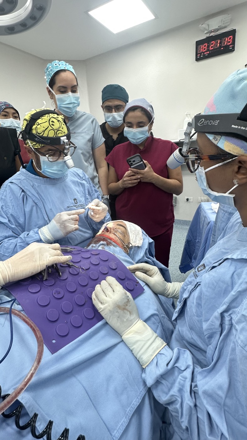 Equipo quirúrgico junto al Dr. Cristian Cordero C.