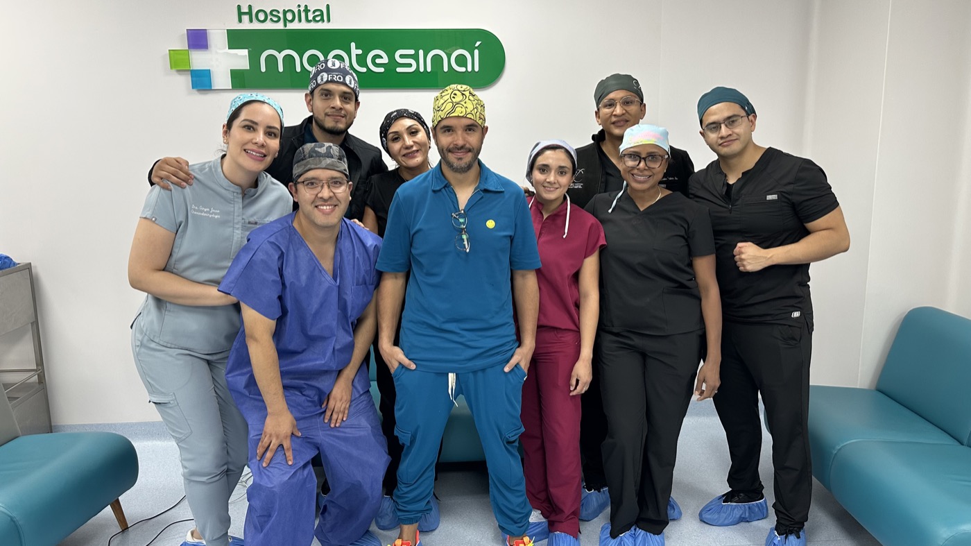 Grupo de fellows junto al Dr. Cristian Cordero C.
